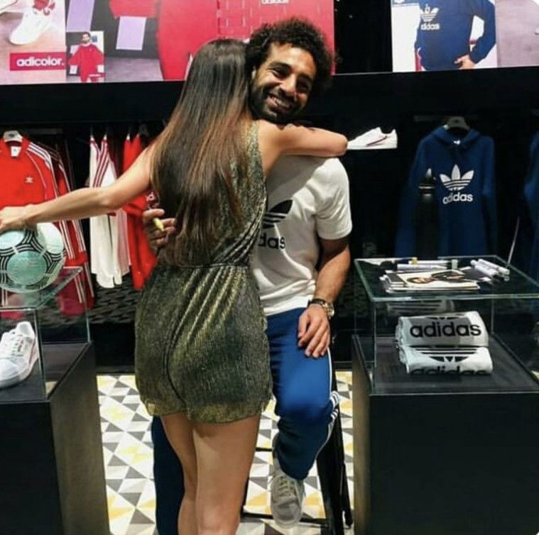 Dipeluk Sama Fans Cewek, Mohamed Salah Langsung Diomelin Sama Ibunya