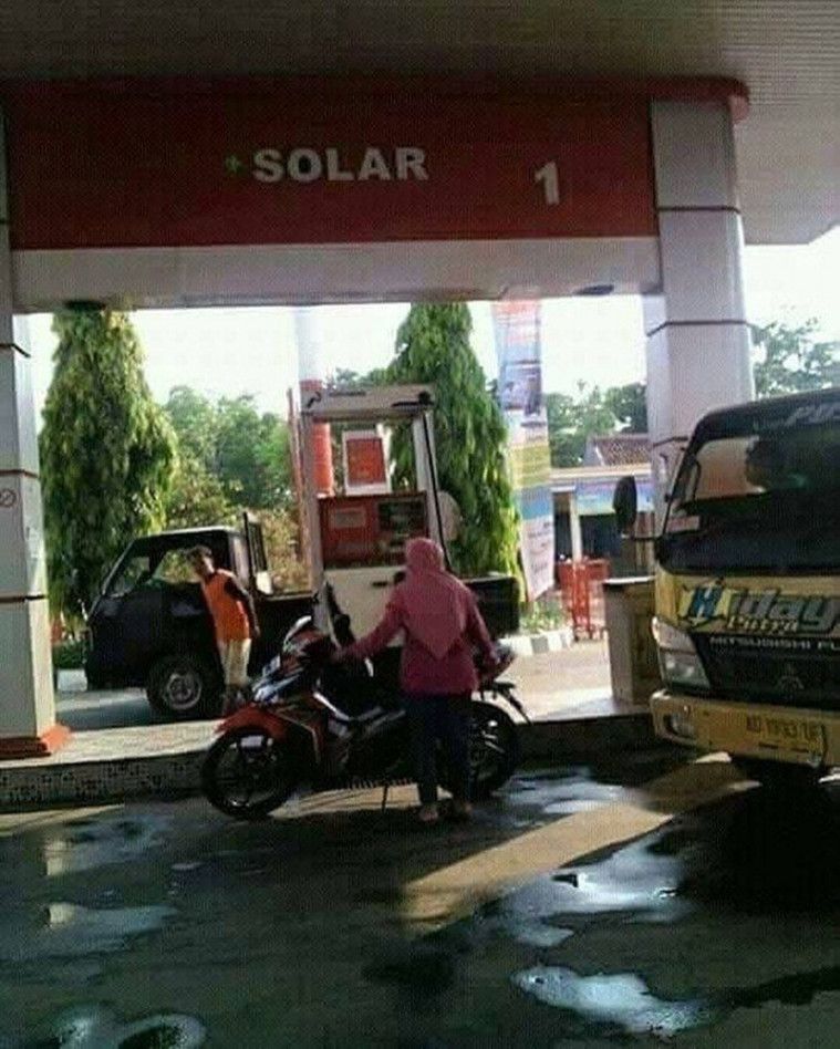 Emak-Emak Mah Bebas. Bosan Isi Bensin, Emak-Emak Pilih Solar Buat BBM Motornya 