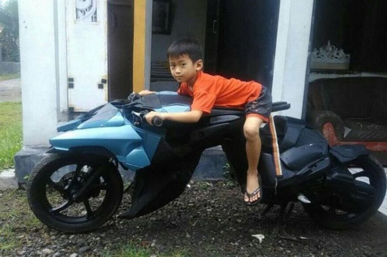 Udah Kayak Motornya Batman, Pria Ini Ngemodif Motor Mionya Menjadi Super Keren dan Futuristik