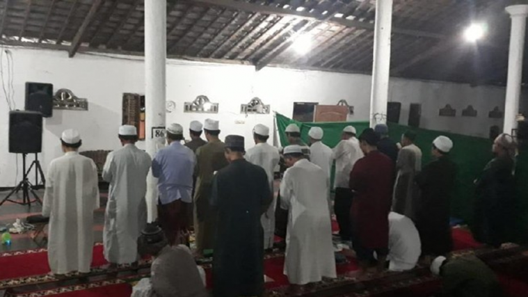 Dapat Predikat Salat Tarawih Terlama hingga 8 Jam, 30 Juz dalam Semalam!