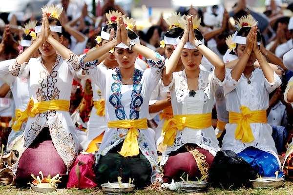 Bukan Hanya Penutup Tubuh, Ini Nilai Kehidupan di Balik Pakaian Adat Bali Wanita! Bukan Hanya Penutup Tubuh, Ini Nilai Kehidupan di Balik Pakaian Adat Bali Wanita!