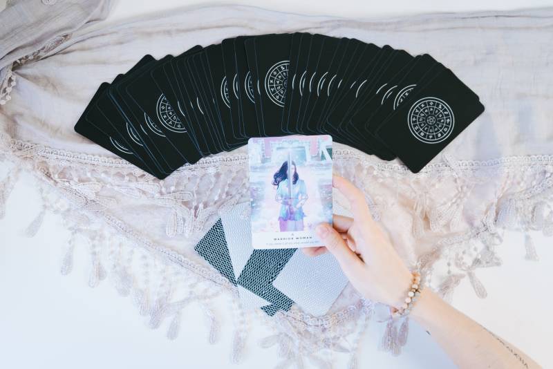 Suka Baca Zodiak dan Percaya Garis Tangan, Ini Alasan Kenapa Orang Suka Diramal Suka Baca Zodiak dan Percaya Garis Tangan, Ini Alasan Kenapa Orang Suka Diramal