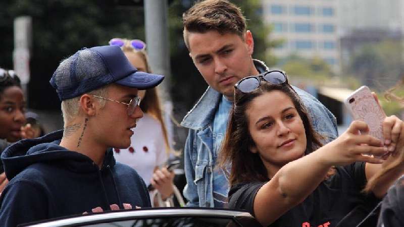 Selain Dian Sastro, 7 Seleb Hollywood Ini Juga Menolak Foto Bareng Fans Selain Dian Sastro, 7 Seleb Hollywood Ini Juga Menolak Foto Bareng Fans