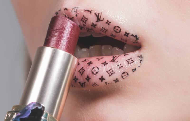 Seni Lukis Bibir Ini Khusus buat Wanita yang Urat Malunya Udah Putus Seni Lukis Bibir Ini Khusus buat Wanita yang Urat Malunya Udah Putus