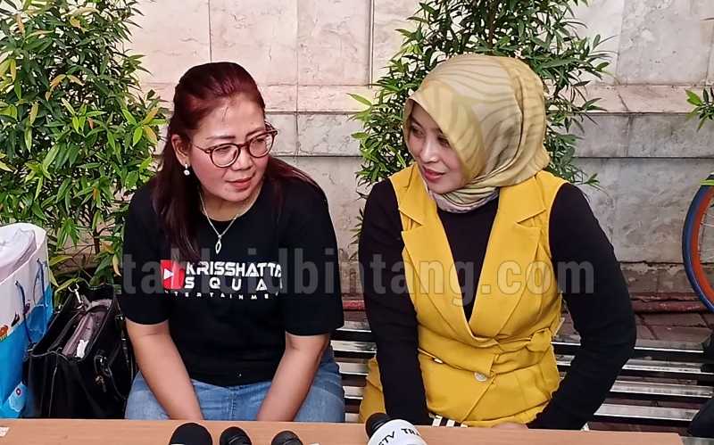 Jenguk Kriss Hatta, Sang Ibu Bawa Motivator Ayu Kayla Jenguk Kriss Hatta, Sang Ibu Bawa Motivator Ayu Kayla