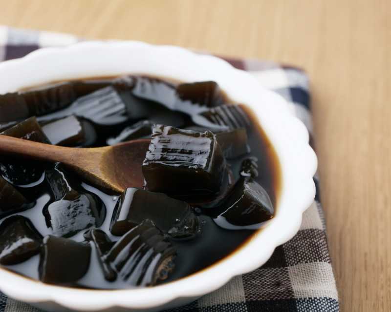 Katanya Cincau Bisa Jadi Obat Alami Panas Dalam, Mitos Atau Fakta? Katanya Cincau Bisa Jadi Obat Alami Panas Dalam, Mitos Atau Fakta?