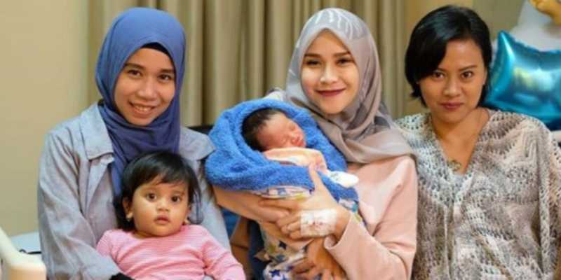 Mantan Istri Hanung Bramantyo Jenguk Zaskia Mecca, Bikin Adem Mantan Istri Hanung Bramantyo Jenguk Zaskia Mecca, Bikin Adem