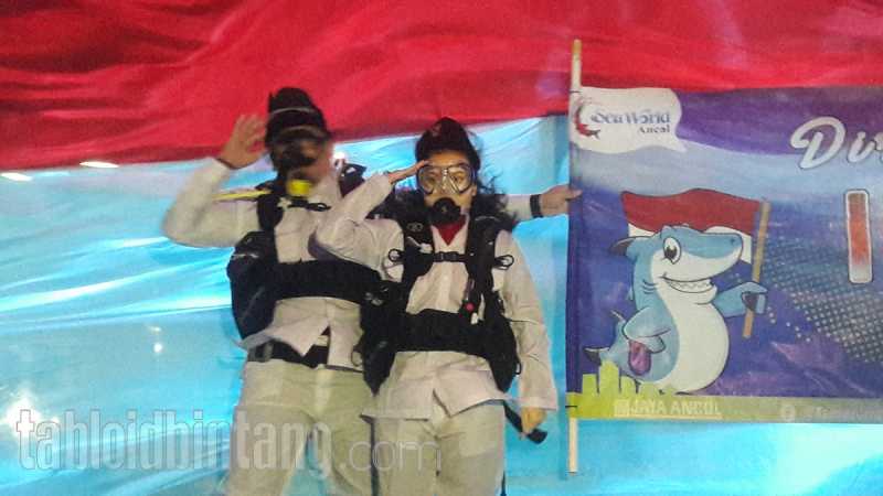 El Rumi Dukung Marsha Aruan Kibarkan Merah Putih di Dalam Air El Rumi Dukung Marsha Aruan Kibarkan Merah Putih di Dalam Air