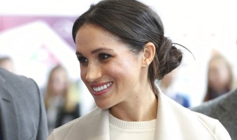 Gaya Rambut Meghan Markle Lagi-Lagi Tabrak Aturan Istana Gaya Rambut Meghan Markle Lagi-Lagi Tabrak Aturan Istana
