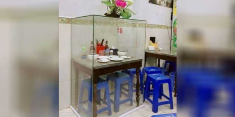 Misteri Meja di Warung Bakmi yang Dikelilingi Kaca, Ternyata.. Misteri Meja di Warung Bakmi yang Dikelilingi Kaca, Ternyata..