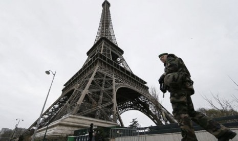 Turis Kini Bisa Terbang Melintasi Menara Eiffel Turis Kini Bisa Terbang Melintasi Menara Eiffel