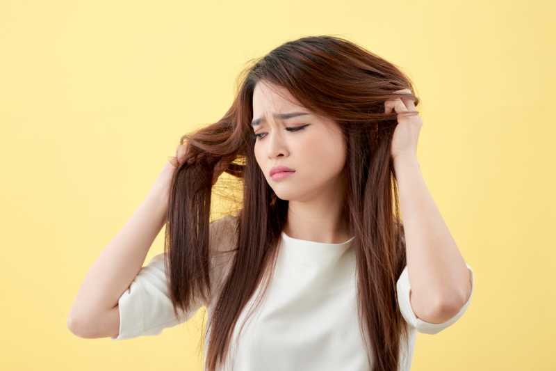 Rambut Kering Jadi Mudah Rapuh? Yuk Kembalikan Kelembapannya Dengan 5 Cara Alami Ini