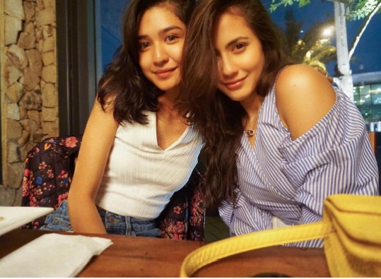 Pevita Pearce dan Mikha Tambayong Foto Bareng, Caption Bikin Salah Fokus Pevita Pearce dan Mikha Tambayong Foto Bareng, Caption Bikin Salah Fokus