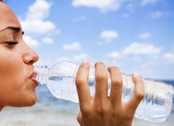 Benarkah Minum Banyak Air Putih Bantu Kurangi Berat Badan? Benarkah Minum Banyak Air Putih Bantu Kurangi Berat Badan?