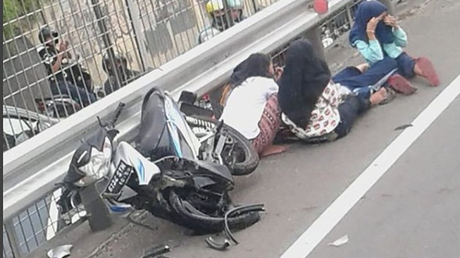 Sepeda Motor Menyelonong Masuk Tol, Apa yang Salah? Sepeda Motor Menyelonong Masuk Tol, Apa yang Salah?