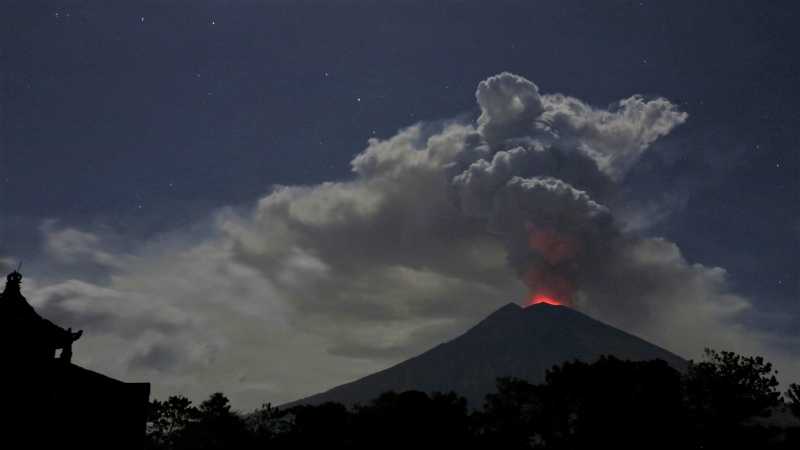 Gunung Agung Erupsi, Keluarkan Kolom Abu Setinggi 2.000 meter Gunung Agung Erupsi, Keluarkan Kolom Abu Setinggi 2.000 meter