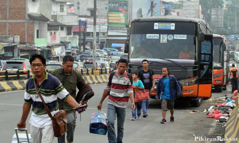 Jokowi Sapa Pemudik di Terminal Baranangsiang Bogor Jokowi Sapa Pemudik di Terminal Baranangsiang Bogor