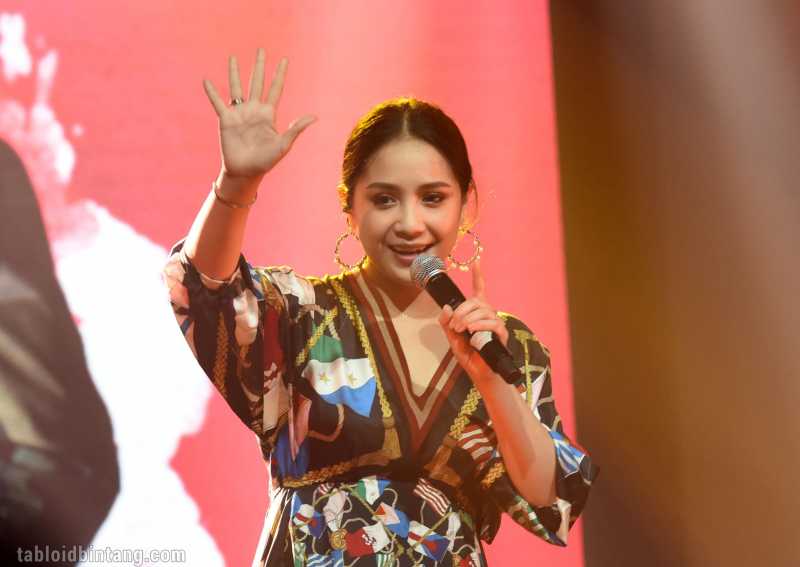 Raffi Ahmad Ungkap Beda Nyanyi 50 Tahun Lagi Bareng Nagita Slavina dan Yuni Shara Raffi Ahmad Ungkap Beda Nyanyi 50 Tahun Lagi Bareng Nagita Slavina dan Yuni Shara