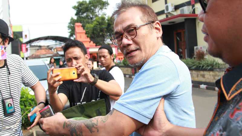 Sedang Direhabilitasi, Tio Pakusadewo Ketahuan Main Medsos Sedang Direhabilitasi, Tio Pakusadewo Ketahuan Main Medsos