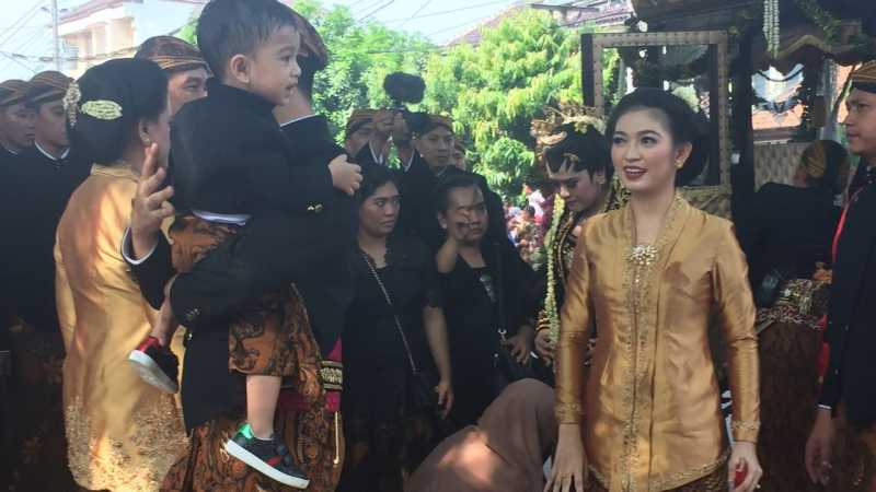 Paras Ayu Istri Gibran yang Curi Perhatian di Pernikahan Kahiyang Paras Ayu Istri Gibran yang Curi Perhatian di Pernikahan Kahiyang