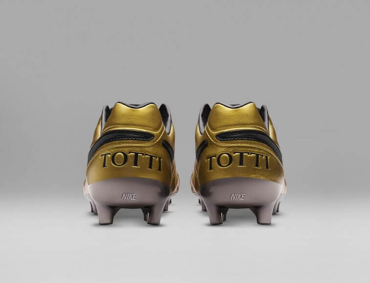 Francesco Totti Dibuatkan Sepatu Emas oleh Nike