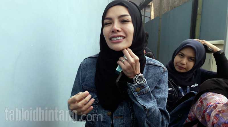 Nikita Mirzani Mengaku Ada yang Coba Menghancurkan Kariernya Nikita Mirzani Mengaku Ada yang Coba Menghancurkan Kariernya