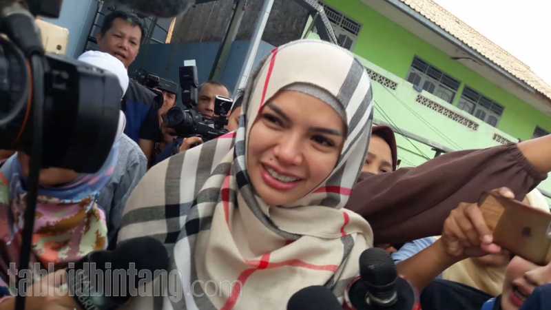 Nikita Mirzani Lebih Tenang Menghadapi Perceraian Usai Berhijab Nikita Mirzani Lebih Tenang Menghadapi Perceraian Usai Berhijab