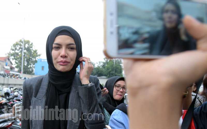 Nikita Mirzani Jengkel Disebut akan Ikuti Jejak Rina Nose Buka Hijab Nikita Mirzani Jengkel Disebut akan Ikuti Jejak Rina Nose Buka Hijab