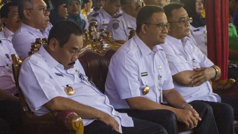 Ramai Foto Wali Kota Jakbar Diduga Tertidur Saat Duduk di Dekat Anies Ramai Foto Wali Kota Jakbar Diduga Tertidur Saat Duduk di Dekat Anies