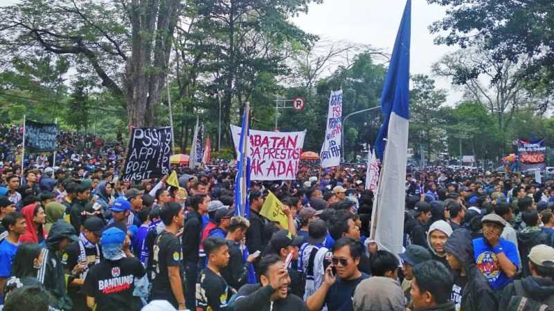Bobotoh Unjuk Rasa di Gedung Sate, Tuntut Keadilan dari PSSI Bobotoh Unjuk Rasa di Gedung Sate, Tuntut Keadilan dari PSSI
