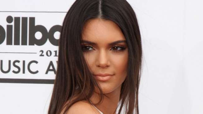 Sedang Isi Bensin, Kendall Jenner Pakai Sandal Jepit Rp 5,2 Juta Sedang Isi Bensin, Kendall Jenner Pakai Sandal Jepit Rp 5,2 Juta