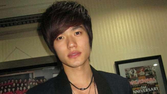 Pro Kontra Foto Setengah Telanjang Lee Jeong Hoon-Moa, Menurut Kamu? Pro Kontra Foto Setengah Telanjang Lee Jeong Hoon-Moa, Menurut Kamu?