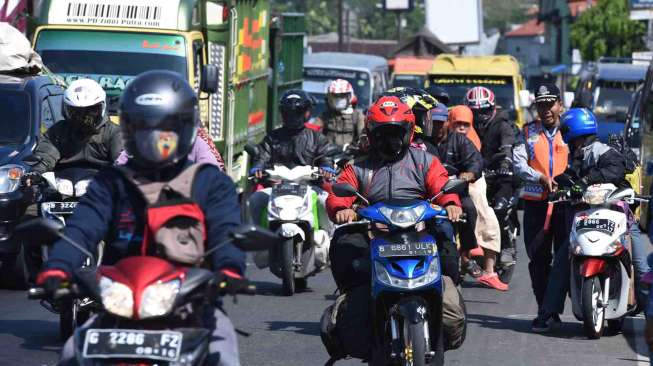 Jalan Arteri Karawang - Pantura Diramaikan Sepeda Motor