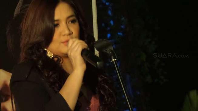 Cornelia Agatha Stres Diganggu Lelaki Kembar Cornelia Agatha Stres Diganggu Lelaki Kembar
