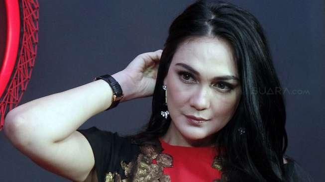 Luna Maya Nangis di Atas Ranjang, karena Tidur di Villa yang Harganya Wow?