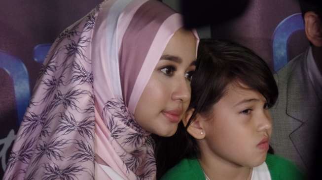 Tunangan Cynthia Bella Senang-senang dengan Para Wanita Cantik Tunangan Cynthia Bella Senang-senang dengan Para Wanita Cantik