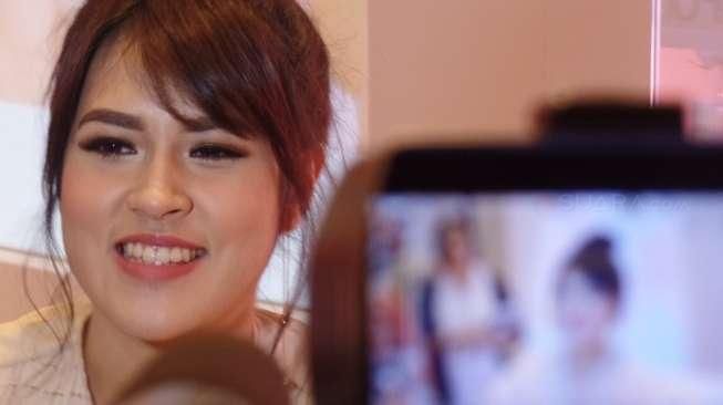 Raisa di Pesawat Ini Bikin Pria Salah Fokus, Fans Minta Foto Disensor