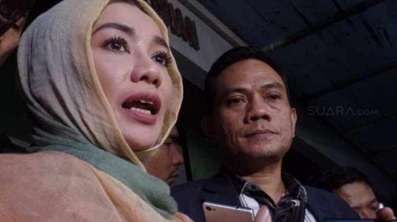 Hakim Tunda Periksa Reza Artamevia dalam Sidang Aa Gatot Hakim Tunda Periksa Reza Artamevia dalam Sidang Aa Gatot