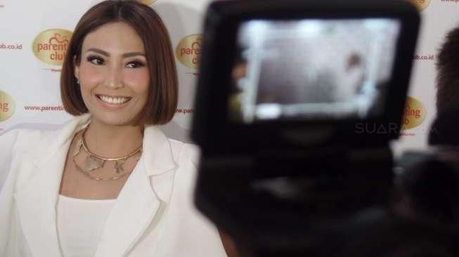 Ibu Kandung Ayu Dewi Meninggal Dunia Ibu Kandung Ayu Dewi Meninggal Dunia
