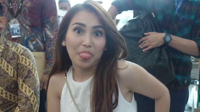 Ayu Ting Ting Tantang Enji Lakukan Ini Ayu Ting Ting Tantang Enji Lakukan Ini
