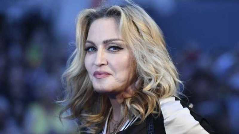 Madonna Pamer Anak Kembar yang Baru Diadopsi Madonna Pamer Anak Kembar yang Baru Diadopsi