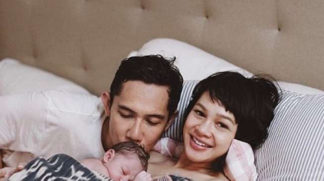 Sst..Andien dan Suami Lakukan Ini saat Anak Tidur Sst..Andien dan Suami Lakukan Ini saat Anak Tidur