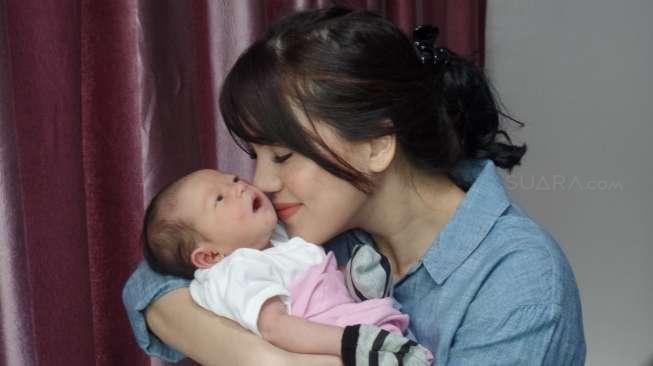 Alice Norin Sempat Sebal Bayi Sendiri Alice Norin Sempat Sebal Bayi Sendiri