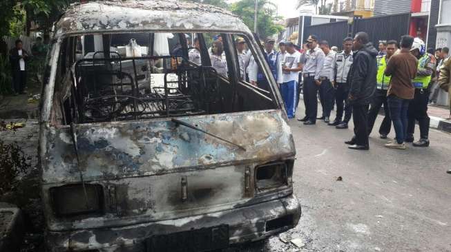 Tak Terima Diderek Dishub, Pemilk Bakar Mobilnya Tak Terima Diderek Dishub, Pemilk Bakar Mobilnya