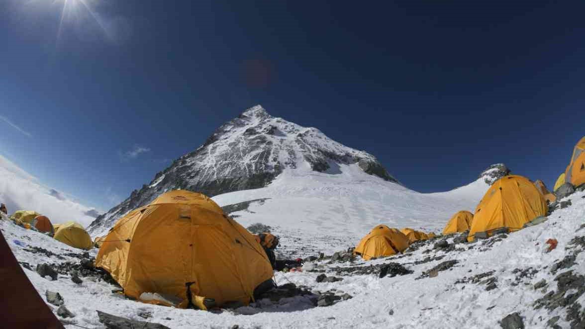 Ketika Gunung Everest Jadi Tempat Sampah Orang-Orang Kaya
