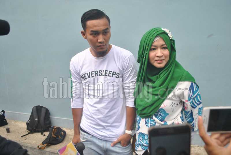 Okie Agustina dan Suami Diperiksa Polisi Okie Agustina dan Suami Diperiksa Polisi