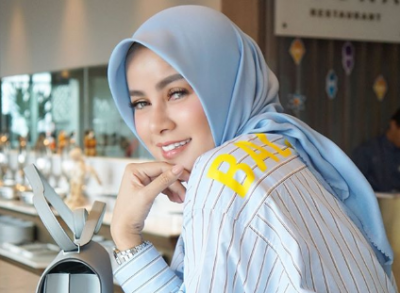 Berhijab, Olla Ramlan Jual Baju Seksi Koleksinya