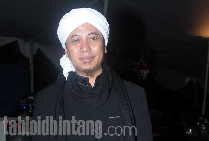 Jawaban Opick Soal Kabar Nikah Diam-diam dengan Penyanyi Latarnya Jawaban Opick Soal Kabar Nikah Diam-diam dengan Penyanyi Latarnya