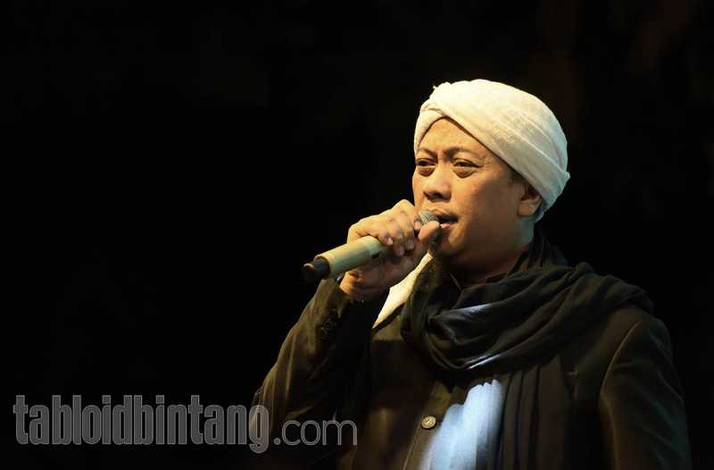 Unggahan Ini Buktikan Opick Telah Resmi Menikahi Bebi Silvana? Unggahan Ini Buktikan Opick Telah Resmi Menikahi Bebi Silvana?