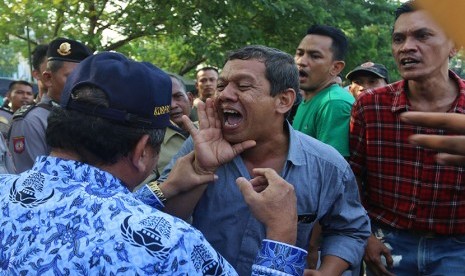 Orang Pintar Sering Mengumpat 